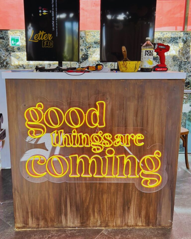 good_things_are_coming_letrero_neon